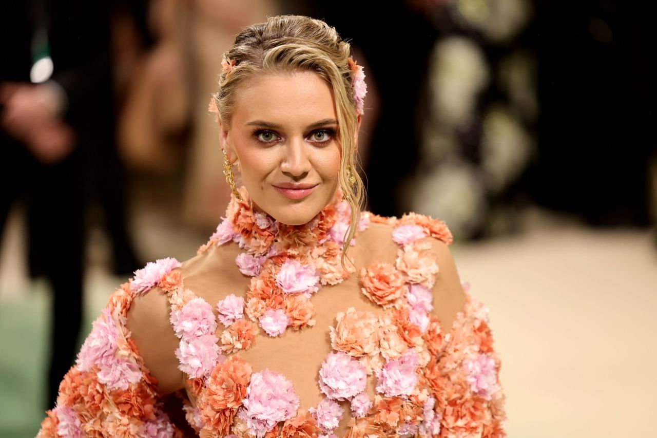 KELSEA BALLERINI AND CHASE STOKES MAKE A STUNNING DEBUT AT THE 2024 MET GALA IN NEW YORK02